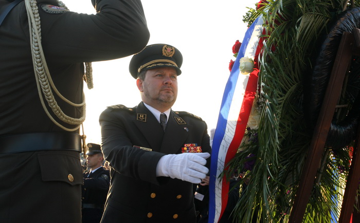Skabrnja, 181111.
20. obljetnica stradanja Skabrnje. U Skabrnji je uz govore na trgu ispred crkve odrzano i polaganje vijenaca na groblju.
Na fotografiji: vijenac je polozio i izaslanik predjednika Slavko Baric.
Foto: Andrija Lucic / CROPIX Skabrnja, 181111.
20. obljetnica stradanja Skabrnje. U Skabrnji je uz govore na trgu ispred crkve odrzano i polaganje vijenaca na groblju.
Na fotografiji: vijenac je polozio i izaslanik predjednika Slavko Baric.
Foto: Andrija Lucic / CROPIX