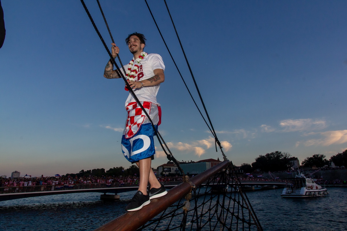 Veličanstven doček četvorice zadarskih Vatrenih od Gradskog mosta do Foruma