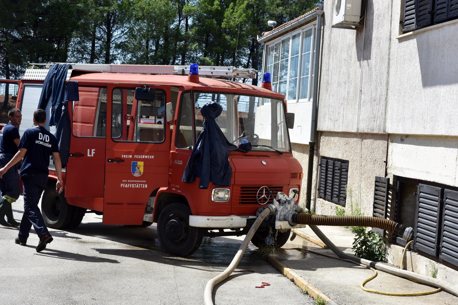 Dan poslije: Vatrogasci ispumpavaju vodu iz poplavljenih objekata