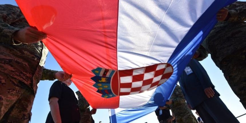 21. Obljetnica VRA Oluja u Kninu. Podizanje zastave na tvrdjavi. Photo: Hrvoje Jelavic/PIXSELL 21. Obljetnica VRA Oluja u Kninu. Podizanje zastave na tvrdjavi. Photo: Hrvoje Jelavic/PIXSELL