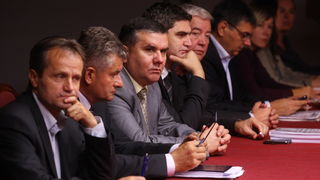 Zadar, 141010.
Danas se u Zadru sastao Izvrsni odbor Hrvatske zajednice zupanija na kojoj je predstavljen Okvirni prijedlog teritorijalnog ustroja Hrvatske.
Na fotografiji : clanovi izvrsnog odbora na sastanku
Foto . Vladimir Ivanov / CROPIX Zadar, 141010.
Danas se u Zadru sastao Izvrsni odbor Hrvatske zajednice zupanija na kojoj je predstavljen Okvirni prijedlog teritorijalnog ustroja Hrvatske.
Na fotografiji : clanovi izvrsnog odbora na sastanku
Foto . Vladimir Ivanov / CROPIX