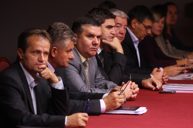 Zadar, 141010.
Danas se u Zadru sastao Izvrsni odbor Hrvatske zajednice zupanija na kojoj je predstavljen Okvirni prijedlog teritorijalnog ustroja Hrvatske.
Na fotografiji : clanovi izvrsnog odbora na sastanku
Foto . Vladimir Ivanov / CROPIX Zadar, 141010.
Danas se u Zadru sastao Izvrsni odbor Hrvatske zajednice zupanija na kojoj je predstavljen Okvirni prijedlog teritorijalnog ustroja Hrvatske.
Na fotografiji : clanovi izvrsnog odbora na sastanku
Foto . Vladimir Ivanov / CROPIX