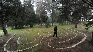 Musapstan, Zadar, 211212
Uoci najavljenog smaka svijeta, u petak 21. prosinca, u sumici u Muspastanu pokraj Zadra pojavilo se devet misterioznih labirinata od kamena. Iako je grupica Zadrana koja ih je izgradila tamo trebala cekati drevno prorocanstvo May