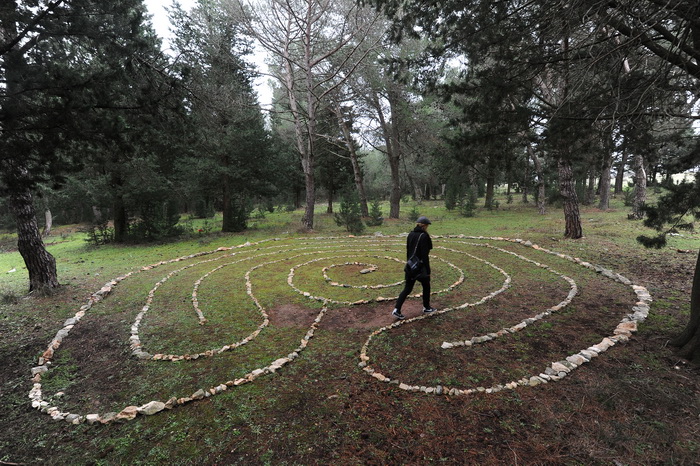 Musapstan, Zadar, 211212
Uoci najavljenog smaka svijeta, u petak 21. prosinca, u sumici u Muspastanu pokraj Zadra pojavilo se devet misterioznih labirinata od kamena. Iako je grupica Zadrana koja ih je izgradila tamo trebala cekati drevno prorocanstvo May