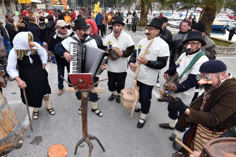 Karnevalska povorka okupila se na parkiralistu kod ‘Ljepotice’ a potom je krenula prema sredisnjem gradskom Trgu. Photo: Dino Stanin/PIXSELL