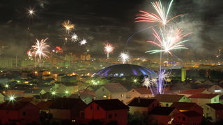 Zadar, 010111.
Mnogi su Zadrani Novu godinu docekali na gradskom trgovima uz nastupe lokalnih grupa.Kako varometa u sluzbenoj organizaciji nije bilo gradjani su se sami pobrinuli za novogodisnji ugodjaj.
Na slici: panorama Zadra u novogodisnjoj noci.
Foto