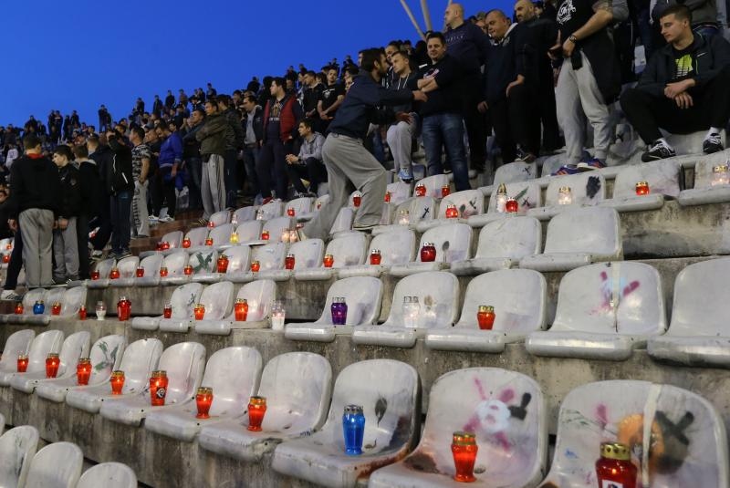 Torcida se uz svijeće, bengalke i molitvu dostojanstveno oprostila od svog kolege Žana Ojdanića na sjevernoj tribini Poljuda. Foto: Ivo Čagalj/PIXSELL Torcida se uz svijeće, bengalke i molitvu dostojanstveno oprostila od svog kolege Žana Ojdanića na sjevernoj tribini Poljuda. Foto: Ivo Čagalj/PIXSELL