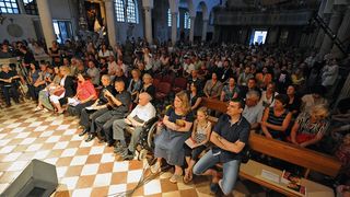 Sinoc je u crkvi Sv. Sime odrzan koncert duhovne glazbe Tatjane Matejas Cameron poznate kao Tajci i zbora Apostoli mira. Na fotografiji: Tajci Foto: Luka Gerlanc / CROPIX Sinoc je u crkvi Sv. Sime odrzan koncert duhovne glazbe Tatjane Matejas Cameron poznate kao Tajci i zbora Apostoli mira. Na fotografiji: Tajci Foto: Luka Gerlanc / CROPIX