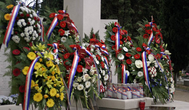 Polaganje vijenaca u znak sjecanja na poginule branitelje 06.10.2007.