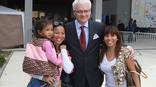 Zadar, 151010.
Predsjednik hrvatske Ivo Josipovic u sklopu posjeta Zadru obisao je i Eko etno sajam koji se ovog tjedna dogadja u dvorani na Visnjiku. Predsjednikje obisao sve izlagace (vise od 300) sa svakim se rukavao i skoro sa svakim slikao.
Na fotogr Zadar, 151010.
Predsjednik hrvatske Ivo Josipovic u sklopu posjeta Zadru obisao je i Eko etno sajam koji se ovog tjedna dogadja u dvorani na Visnjiku. Predsjednikje obisao sve izlagace (vise od 300) sa svakim se rukavao i skoro sa svakim slikao.
Na fotogr