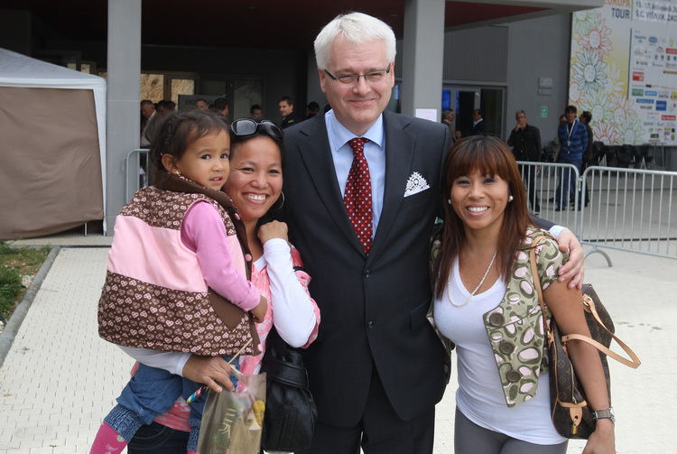 Zadar, 151010.
Predsjednik hrvatske Ivo Josipovic u sklopu posjeta Zadru obisao je i Eko etno sajam koji se ovog tjedna dogadja u dvorani na Visnjiku. Predsjednikje obisao sve izlagace (vise od 300) sa svakim se rukavao i skoro sa svakim slikao.
Na fotogr Zadar, 151010.
Predsjednik hrvatske Ivo Josipovic u sklopu posjeta Zadru obisao je i Eko etno sajam koji se ovog tjedna dogadja u dvorani na Visnjiku. Predsjednikje obisao sve izlagace (vise od 300) sa svakim se rukavao i skoro sa svakim slikao.
Na fotogr