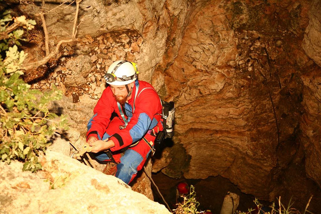HGSS-ova akcija spašavanja pasa iz Živkine jame (foto: Zoran Erceg)