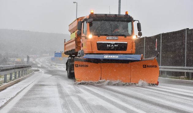 Ralica čisti snijeg na autocesti A1