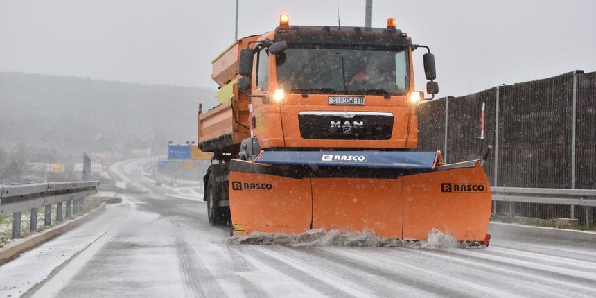 Ralica čisti snijeg na autocesti A1 Ralica čisti snijeg na autocesti A1