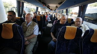 Zadar, 230911.
Hrvatski branitelji danas su krenuli prema Haagu, gdje ce u subotu odrzati mirni prosvjed kako bi uputili poruku Europi i svijetu. Pod motom Pravda je izgubila ravnotezu. Zadarski branitelji krenuli su s autobusnog kolodvora u Zadru u 8 sat