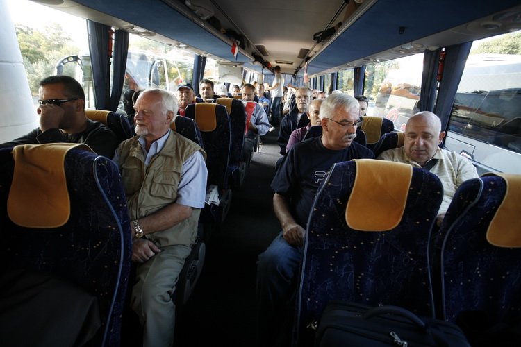 Zadar, 230911.
Hrvatski branitelji danas su krenuli prema Haagu, gdje ce u subotu odrzati mirni prosvjed kako bi uputili poruku Europi i svijetu. Pod motom Pravda je izgubila ravnotezu. Zadarski branitelji krenuli su s autobusnog kolodvora u Zadru u 8 sat