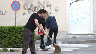 Čišćenje ulice u Šibeniku nakon masovne tuče navijača u Šibeniku Čišćenje ulice u Šibeniku nakon masovne tuče navijača u Šibeniku