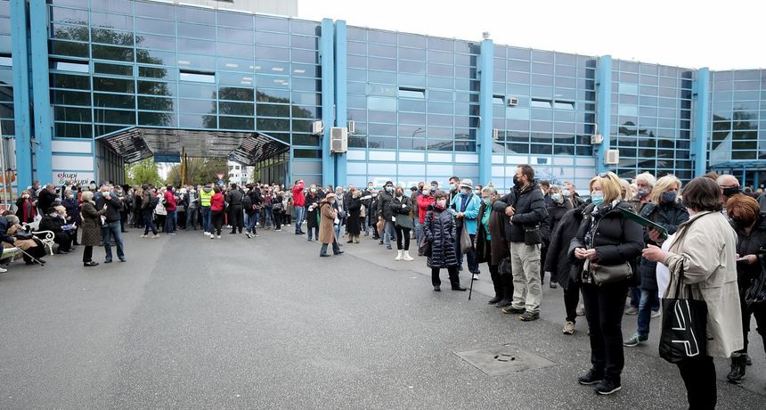 Gužva za cijepljenje na Zagrebačkom velesajmu Gužva za cijepljenje na Zagrebačkom velesajmu