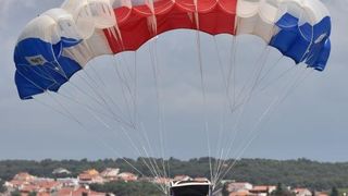 zadar – Povodom Dana zupanije na rivi je odrzan dio najavljenog aero mitinga. Padobranci Aerokluba Zadar izveli su skokove na Pozdravu suncu, dok je dio letackog programa oruzanih snaga otkazan. Photo: Dino Stanin/PIXSELL