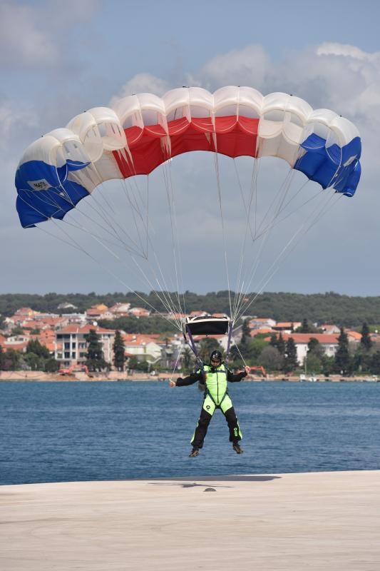 zadar – Povodom Dana zupanije na rivi je odrzan dio najavljenog aero mitinga. Padobranci Aerokluba Zadar izveli su skokove na Pozdravu suncu, dok je dio letackog programa oruzanih snaga otkazan. Photo: Dino Stanin/PIXSELL