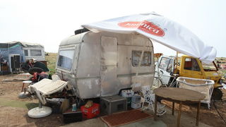 Zadar, 050910.
U Zemuniku Gornjem mjesatni su odrzali mirni prosvjed protiv Roma koji su se naselili na njihovom podrucju.
Na slici : romske nastambe.
Foto: Vladimir Ivanov / CROPIX