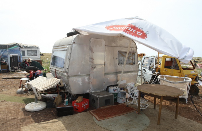 Zadar, 050910.
U Zemuniku Gornjem mjesatni su odrzali mirni prosvjed protiv Roma koji su se naselili na njihovom podrucju.
Na slici : romske nastambe.
Foto: Vladimir Ivanov / CROPIX