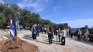 Grlić Radman i veleposlanik Ukrajine posadili maslinu u Perivoju mira