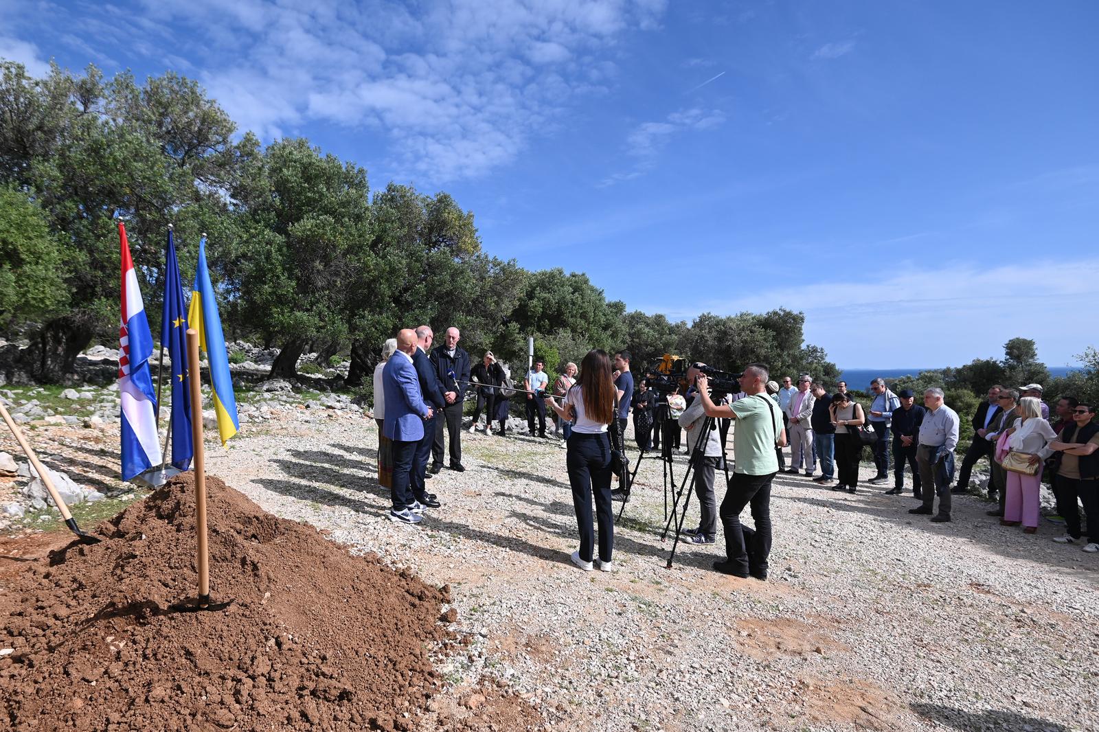Grlić Radman i veleposlanik Ukrajine posadili maslinu u Perivoju mira