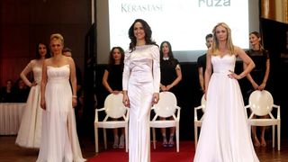 U vjenčanicama koje je dizajnirala Matija Vujica kozmetičku liniju su predstavile Renata Sopek. Natali Dizdar, Tatjana Jurić, Vanna i Lana Jurčević U vjenčanicama koje je dizajnirala Matija Vujica kozmetičku liniju su predstavile Renata Sopek. Natali Dizdar, Tatjana Jurić, Vanna i Lana Jurčević