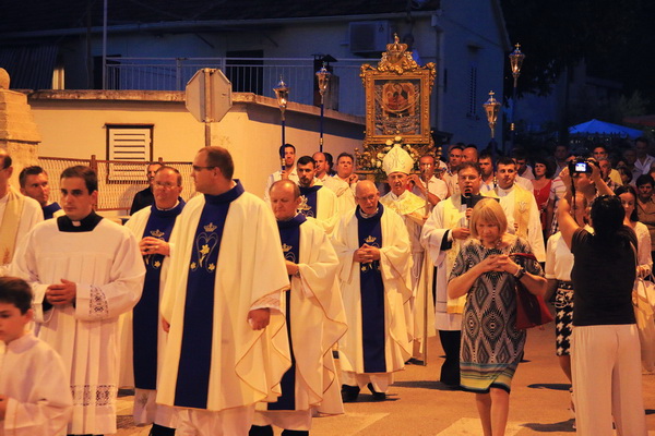 Proslava blagdana Velike Gospe: središnja večernja misa i procesija ulicama Belafuže Proslava blagdana Velike Gospe: središnja večernja misa i procesija ulicama Belafuže