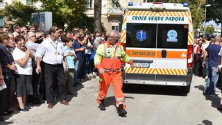 Stotine vjernika ispred crkve Gospe od zdravlja dočekalo relikviju sv. Leopolda Mandića Stotine vjernika ispred crkve Gospe od zdravlja dočekalo relikviju sv. Leopolda Mandića