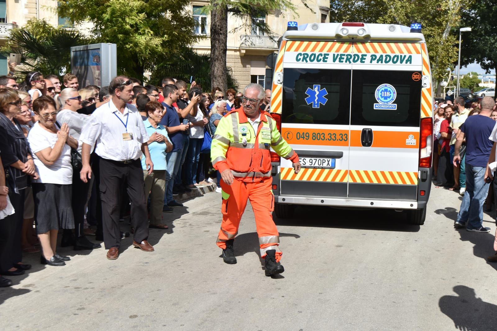 Stotine vjernika ispred crkve Gospe od zdravlja dočekalo relikviju sv. Leopolda Mandića Stotine vjernika ispred crkve Gospe od zdravlja dočekalo relikviju sv. Leopolda Mandića