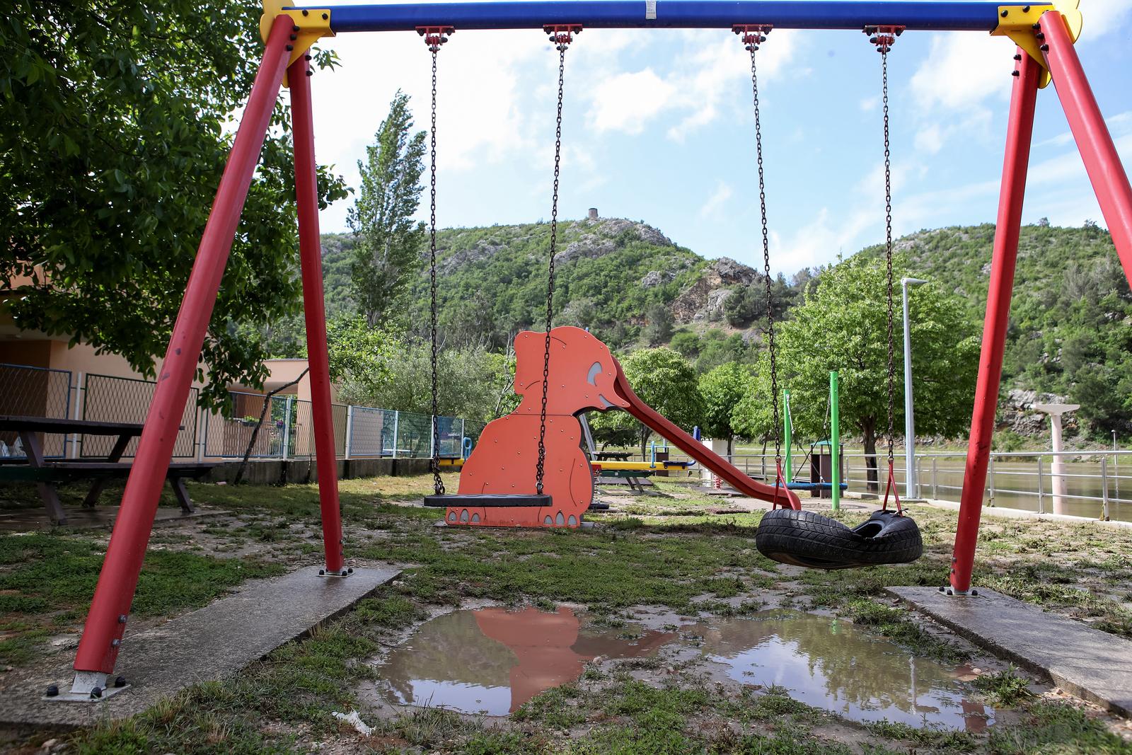 Obrovac: Poplava se polako povlači, stanovnici spašavaju stvari iz domova