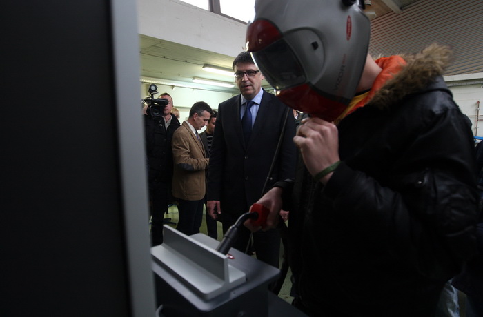 Zadar, 250313.
Ministar znanosti, obrazovanja i sporta Zeljko Jovanovic sa suradnicima boravi u radnom posjetu Zadru. Obisao je Strukovnu skolu Vice Vlatkovica, jednu od najopremljenijih i najinovativnijih strukovnih skola u Hrvatskoj, a domacin mu je bio