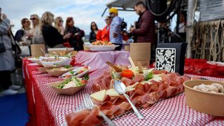 Ekološka manifestacija “Uz more, za more: zelena misija za održivu budućnost Hrvatske” održala se danas na plivarici Škoda koja je jutros u 11 sati isplovila iz zadarske luke Gaženica prema Ugljanu gdje će se provela akcija izvlačenja odbačenih ribarskih Ekološka manifestacija “Uz more, za more: zelena misija za održivu budućnost Hrvatske” održala se danas na plivarici Škoda koja je jutros u 11 sati isplovila iz zadarske luke Gaženica prema Ugljanu gdje će se provela akcija izvlačenja odbačenih ribarskih