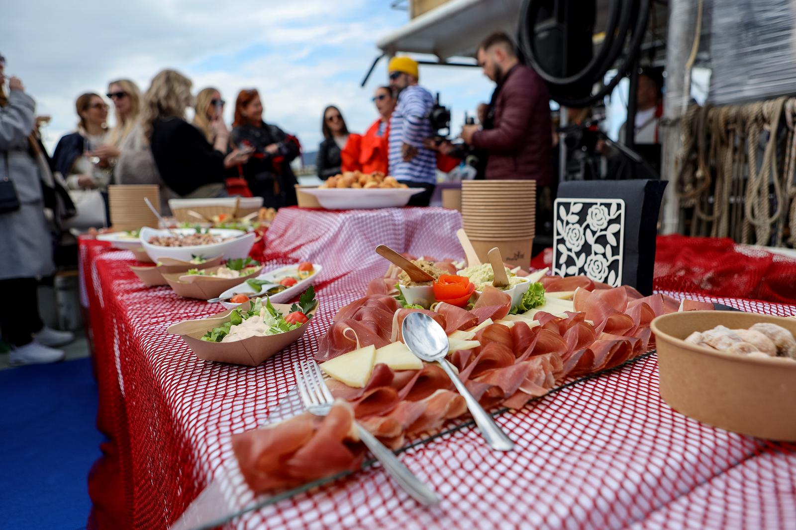 Ekološka manifestacija “Uz more, za more: zelena misija za održivu budućnost Hrvatske” održala se danas na plivarici Škoda koja je jutros u 11 sati isplovila iz zadarske luke Gaženica prema Ugljanu gdje će se provela akcija izvlačenja odbačenih ribarskih Ekološka manifestacija “Uz more, za more: zelena misija za održivu budućnost Hrvatske” održala se danas na plivarici Škoda koja je jutros u 11 sati isplovila iz zadarske luke Gaženica prema Ugljanu gdje će se provela akcija izvlačenja odbačenih ribarskih