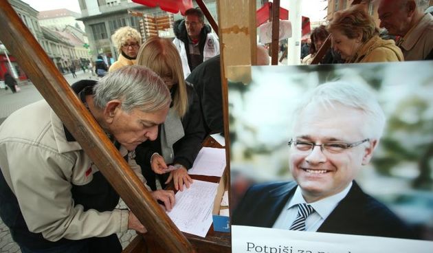 Zagreb – Na glavnom gradskom Trgu gradjani potpisom daju potporu predsjednickom kandidatu Ivi Josipovicu. Photo: Sanjin Strukic/PIXSELL Autor  Sanjin Strukic/PIXSELL Ključne riječi  potpora, potpisi, potpisivanje, predsjednik, Ivo Josipovic