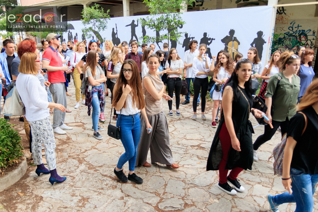 Simboličnim rušenjem zida započeo je urbani festival KvartArt na Voštarnici