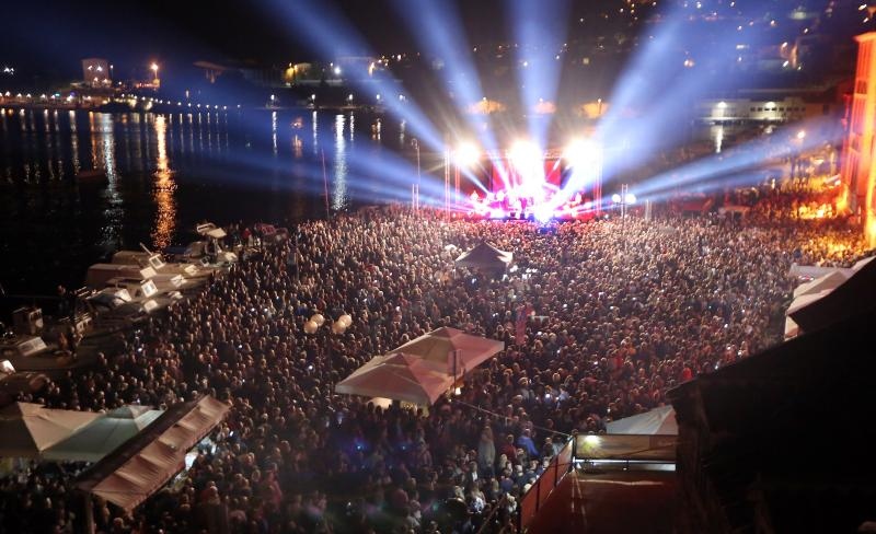 U povodu 950 godina prvog spomena grada Šibenika, blagdana sv. Mihovila i Dana grada održan je veliki koncert legendarnog Mate Miše Kovača. Photo: Duško Jaramaz/PIXSELL U povodu 950 godina prvog spomena grada Šibenika, blagdana sv. Mihovila i Dana grada održan je veliki koncert legendarnog Mate Miše Kovača. Photo: Duško Jaramaz/PIXSELL