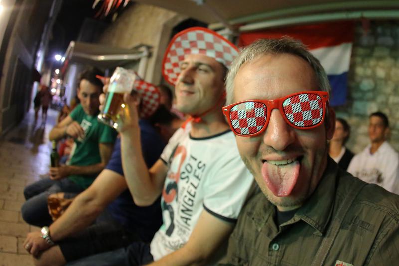 Utakmica Hrvatske i Kameruna gledala se u zadarskim kafićima, foto: Filip Brala/PIXSELL Utakmica Hrvatske i Kameruna gledala se u zadarskim kafićima, foto: Filip Brala/PIXSELL
