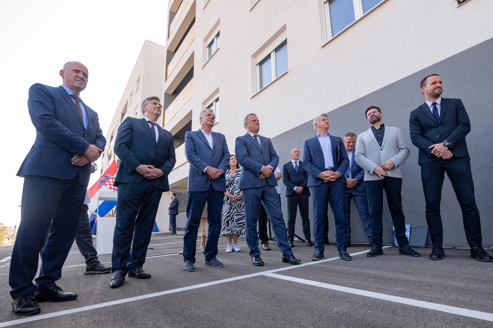 Premijer Plenković sudjelovao na svečanosti primopredaje ključeva POS-ovih stanova Premijer Plenković sudjelovao na svečanosti primopredaje ključeva POS-ovih stanova