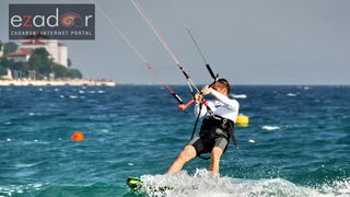 Guštanje surfera u jakom jugu Guštanje surfera u jakom jugu