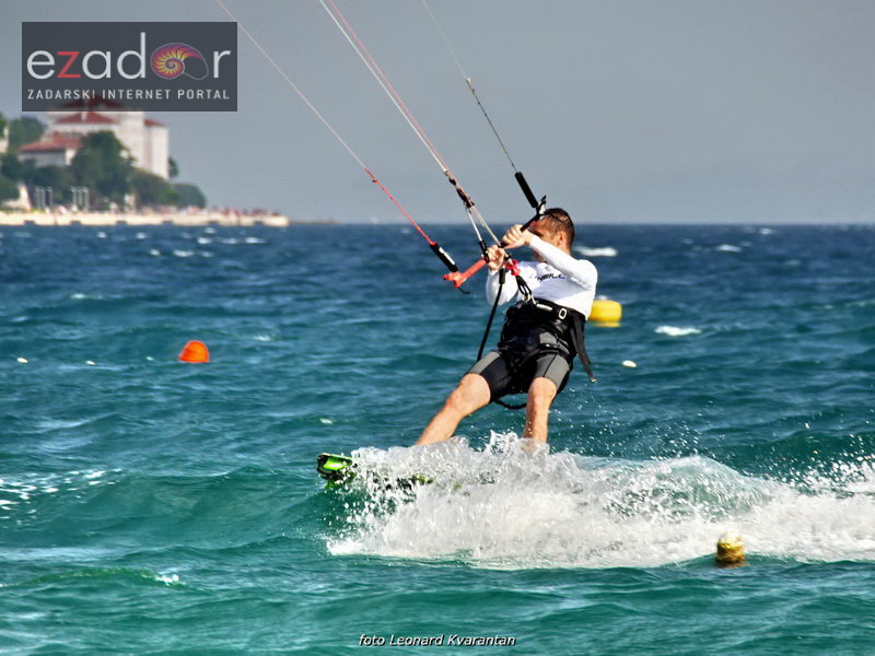 Guštanje surfera u jakom jugu Guštanje surfera u jakom jugu