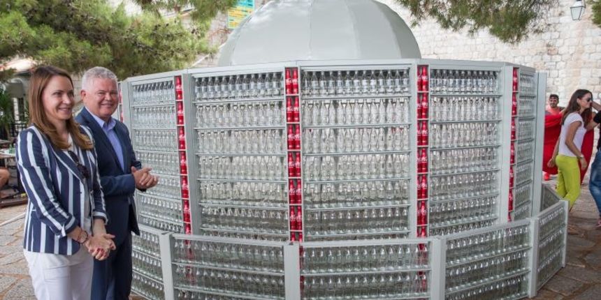 Andro Vlahusic, Jaksa Maganic i Gaella Gottwald predstavili repliku Velike Onofrijeve fontane. Fontanu napravili od 2500 bocica Coca Cole. Photo: Grgo Jelavic/PIXSELL Andro Vlahusic, Jaksa Maganic i Gaella Gottwald predstavili repliku Velike Onofrijeve fontane. Fontanu napravili od 2500 bocica Coca Cole. Photo: Grgo Jelavic/PIXSELL