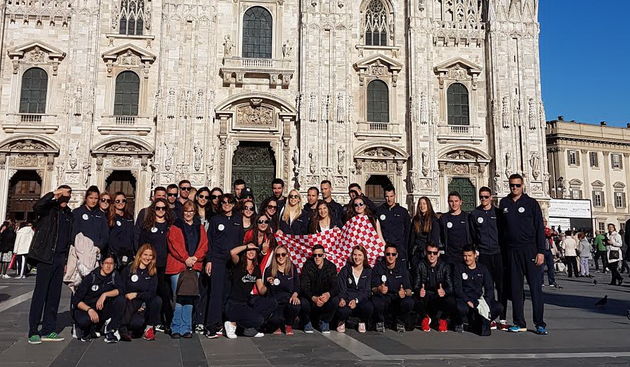 Zadarski sveučilištarci sportaši ispred katedrale u Milanu