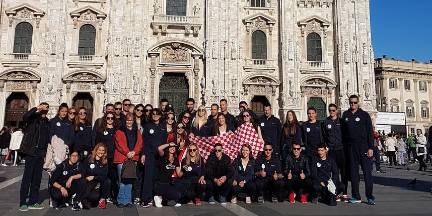 Zadarski sveučilištarci sportaši ispred katedrale u Milanu Zadarski sveučilištarci sportaši ispred katedrale u Milanu