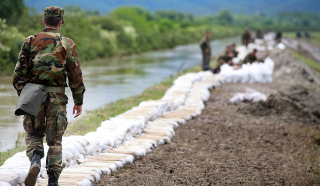 Zbog velikih kisa rijeka Orljava biljezi najvisu razinu od kada se vrse mjerenja. Prelila se preko nasipa kod mjesta Luzani i Oriovac u kojima su proglasene izvanredne mjere obrane od poplave. U pomoc je doslo 200 pripadnika HV. Na slici: pripadnici HV po