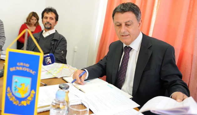 Zadar, 130510.
Gradonacelnik Benkovca Barnko Kutija i jedan od eksplatatora Benkovackog kamena Omer Bacic sazvali su konferenciju za novinare na kojoj su iznjeli probleme sa kojima se surecu benkovacki eksplatatori kamena, neki od problema su nelogicni pr