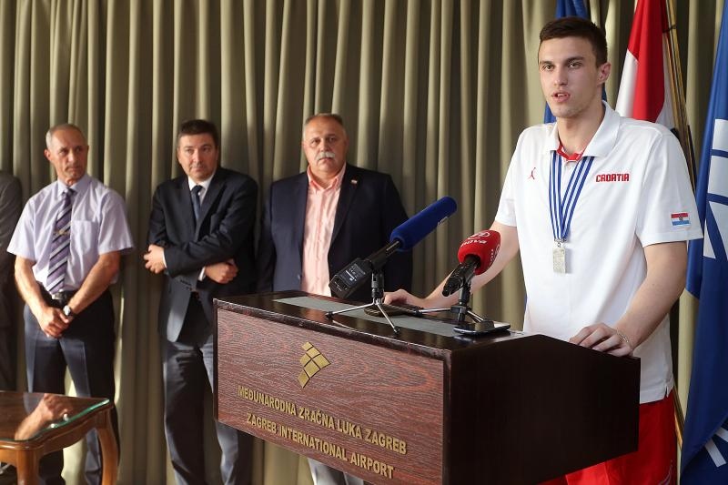 06.07.2015., Zagreb – Svecani docek kosarkasa do 19 godina koji su na svjetskom prvenstvu u Grckoj osvojili srebrnu medalju. Photo: Goran Stanzl/PIXSELL