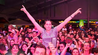 Jelena Rozga oduševila je brojnu publiku drugog dana Jarun Piknik Festivala. Nirvana kao i stari Jelenini hitovi rasplesali su tisuće posjetitelja na Otoku hrvatske mladeži